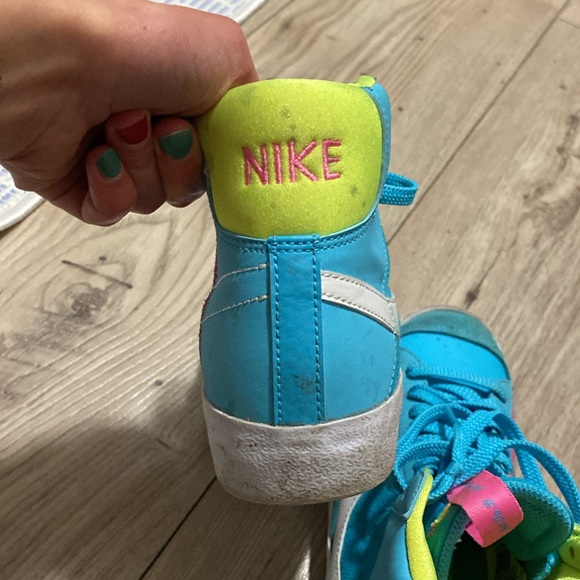 Kid’s Nike Blazers - Picture 2 of 3
